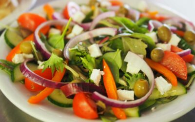 Comment préparer des salades composées savoureuses et légères pour les journées chaudes d’été
