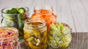 Aliments dans des bocaux de fermentation