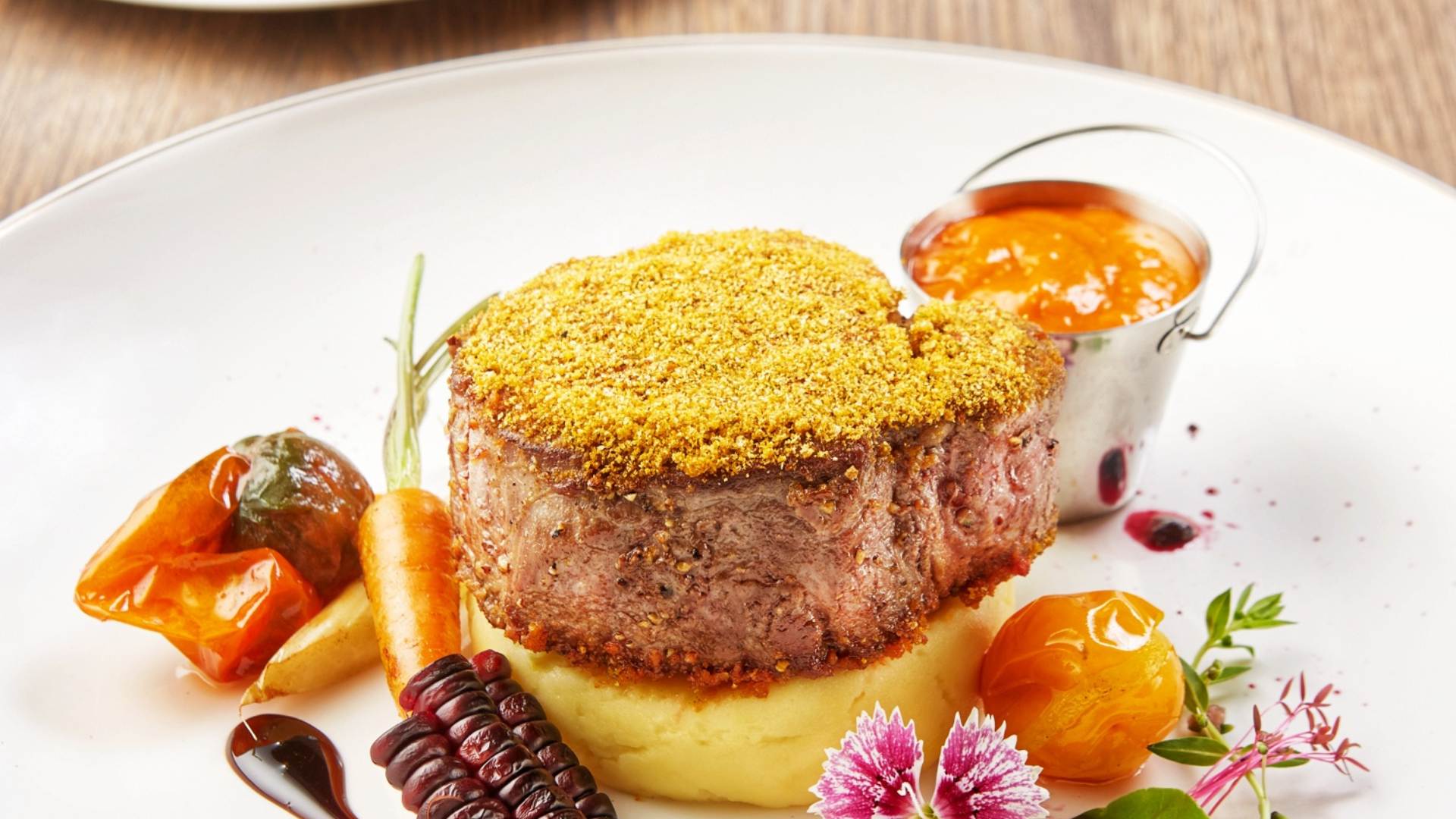 Fleur dans un plat salé 