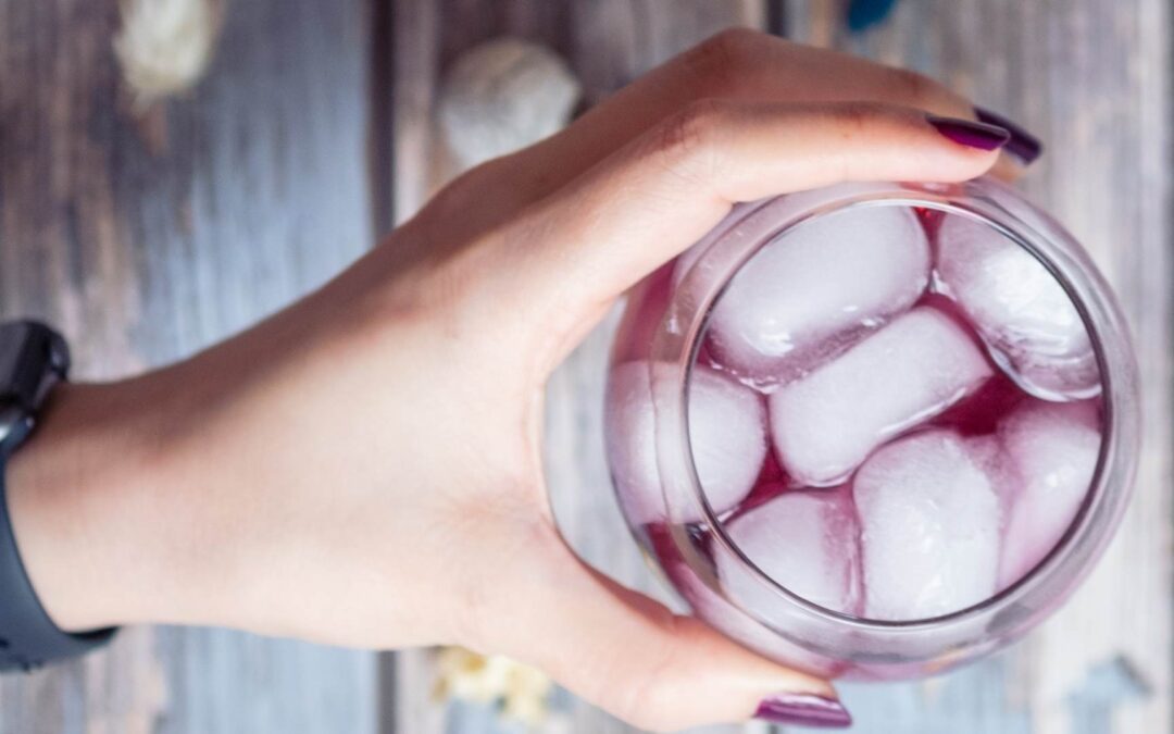 Préparer un thé glacé à la violette pour rafraîchir vos étés