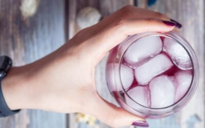Préparer un thé glacé à la violette pour rafraîchir vos étés