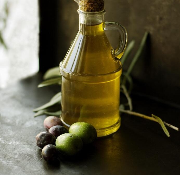 Pressée à froid, extra vierge, bio… Que signifient les étiquettes d’huile d’olive ?